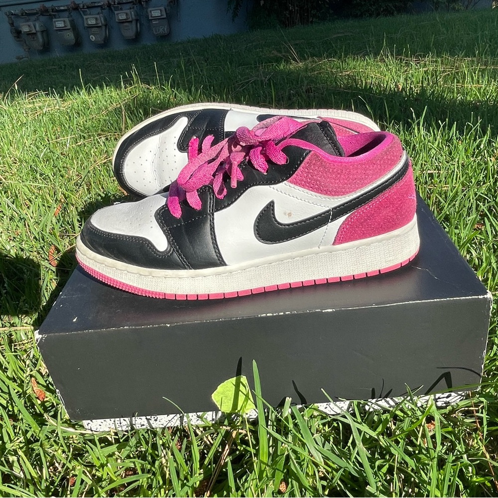 Used!! Nike Black and Pink Low-Top Sneakers
